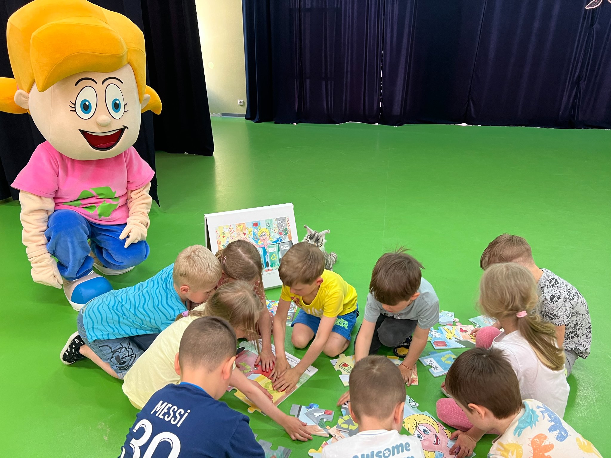 Na fotografii widnieje strój współczesnej dziewczyny w trakcie zabawy z 10 dzieci